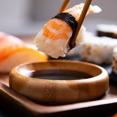 Vasilha com shoyu para sushi e sashimi para gestantes