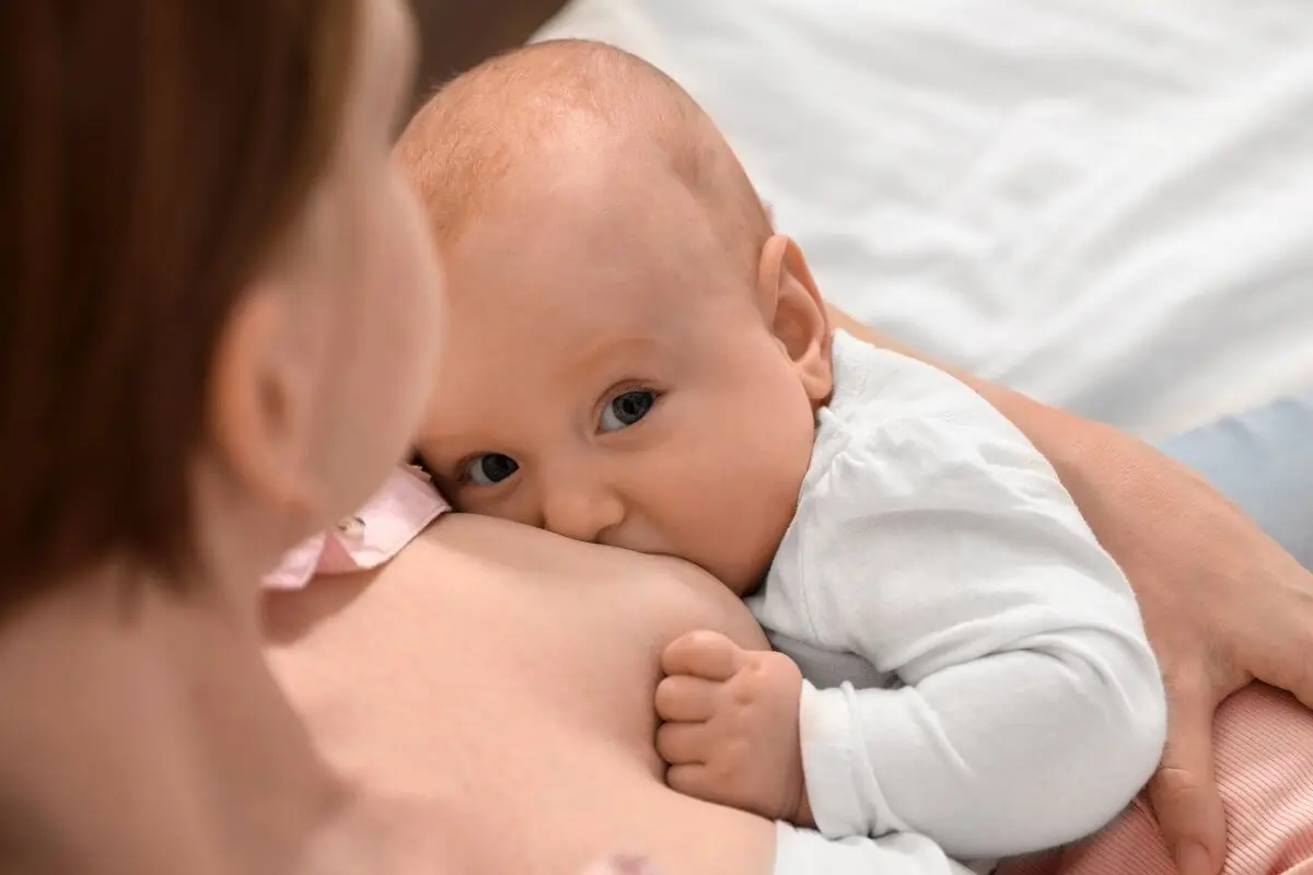 Bebê saudável mamando e feliz
