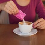 gestante colocando adoçante na xícara