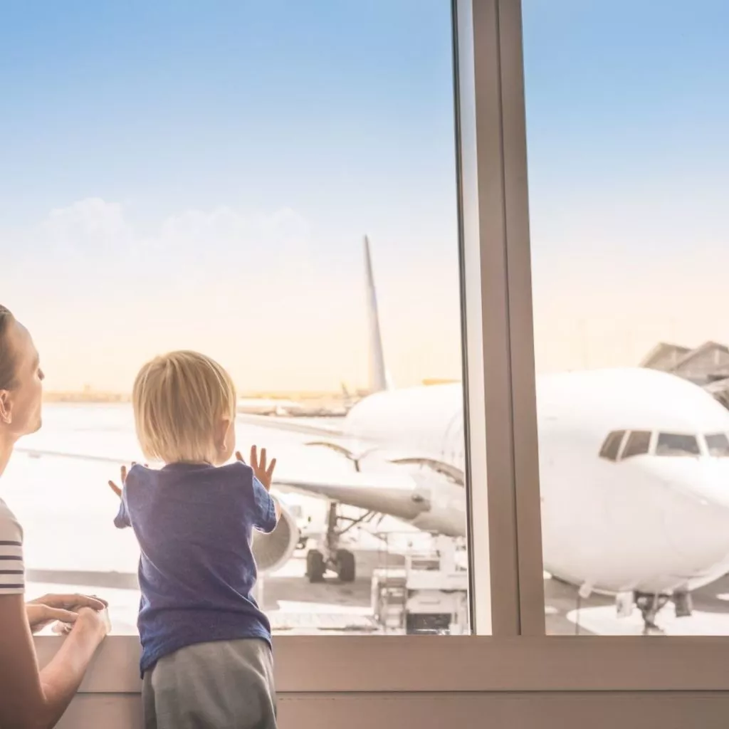 Bebê viajando de avião durante a Introdução Alimentar