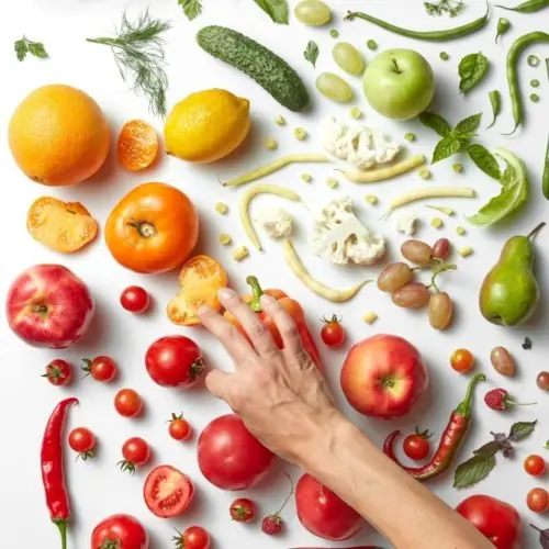 Frutas, legumes e verduras frescos organizados sobre fundo branco