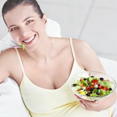 Gestante se alimentando saudável 