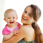 Bebê feliz após desmame gentil