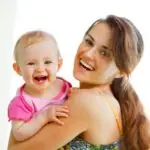 Bebê feliz após desmame gentil