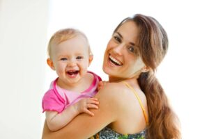 Bebê feliz após desmame gentil