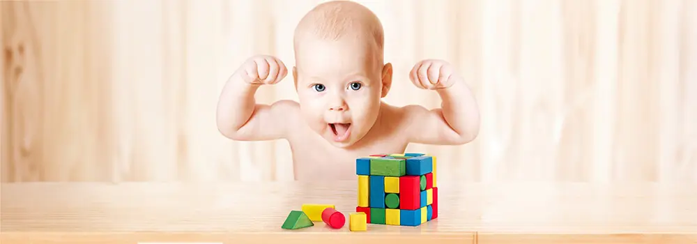 Bebê forte e feliz com boa imunidade