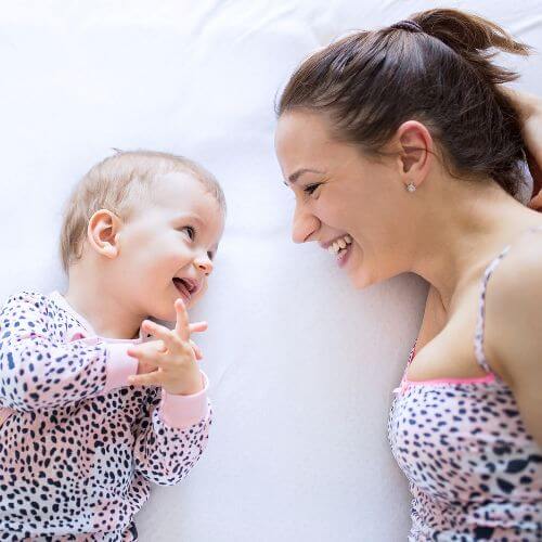 Mãe conversando com o bebê sobre desmame