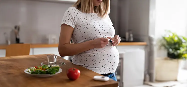 Gestante realizando medida de glicose no sangue
