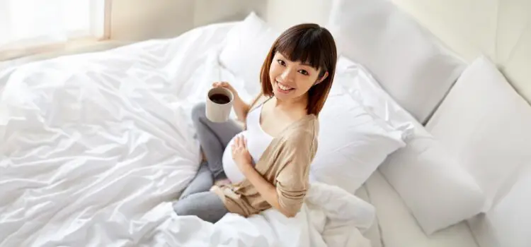 Gestante segurando uma xícara de café descafeinado