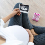 Gestante olhando o ultrassom do bebê com RCIU