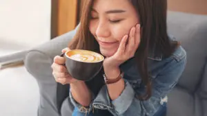 Mulher tentante tomando café
