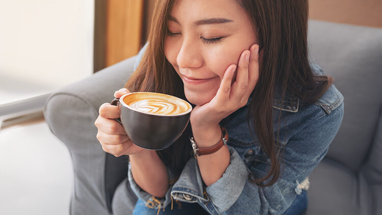 Mulher tentante tomando café