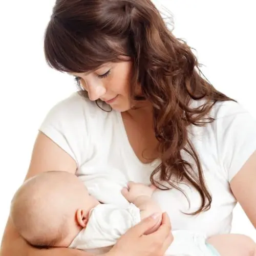 Mãe amamentando o bebê no colo