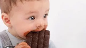 bebê-comendo-chocolate