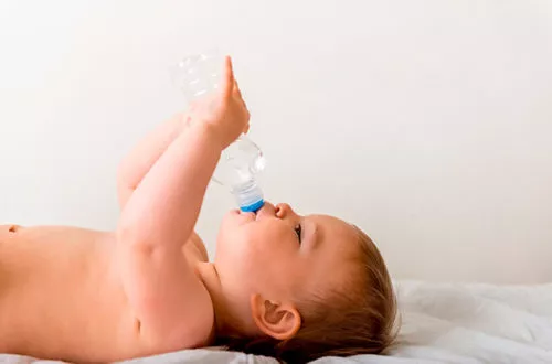 Qual quantidade de água o bebê deve tomar por dia?