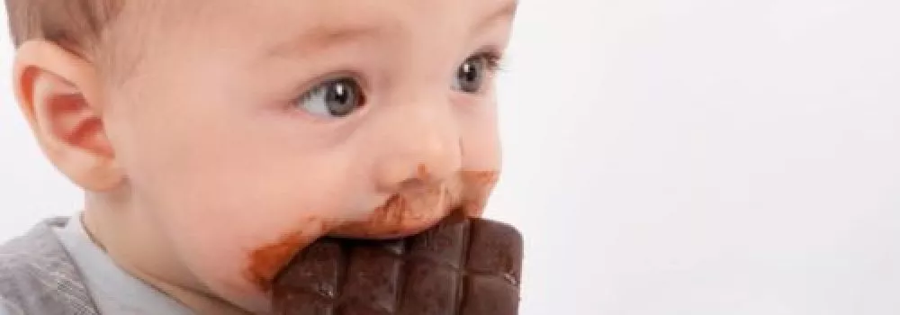bebê-comendo-chocolate
